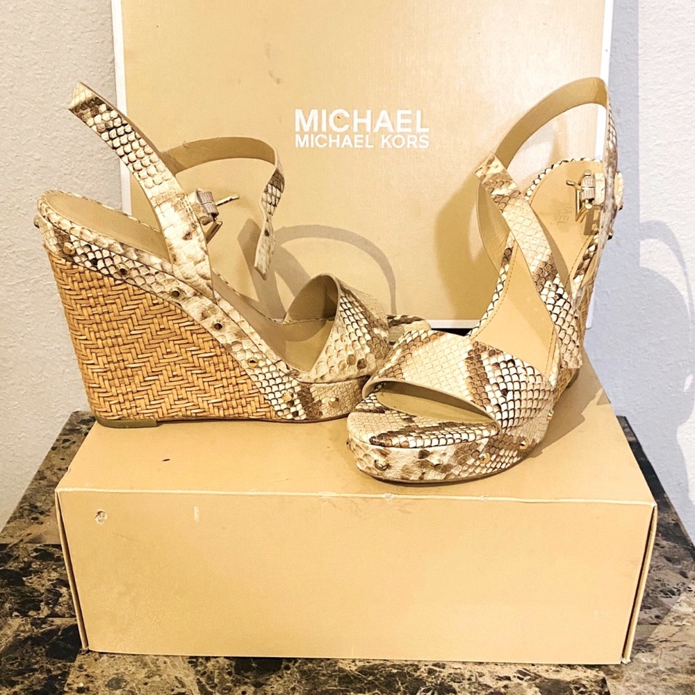 💞MICHAEL KORS SNAKE SKIN WEDGES💞 Size 8.5